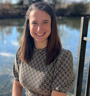 Therapist Erin Zabel's headshot outdoors by lake
